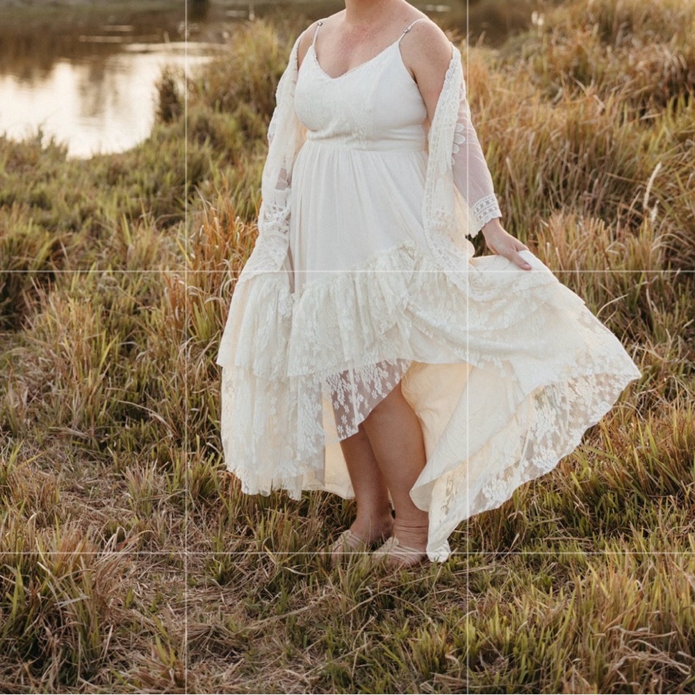 Elegant cream Lace Dress - Picture 5 of 8